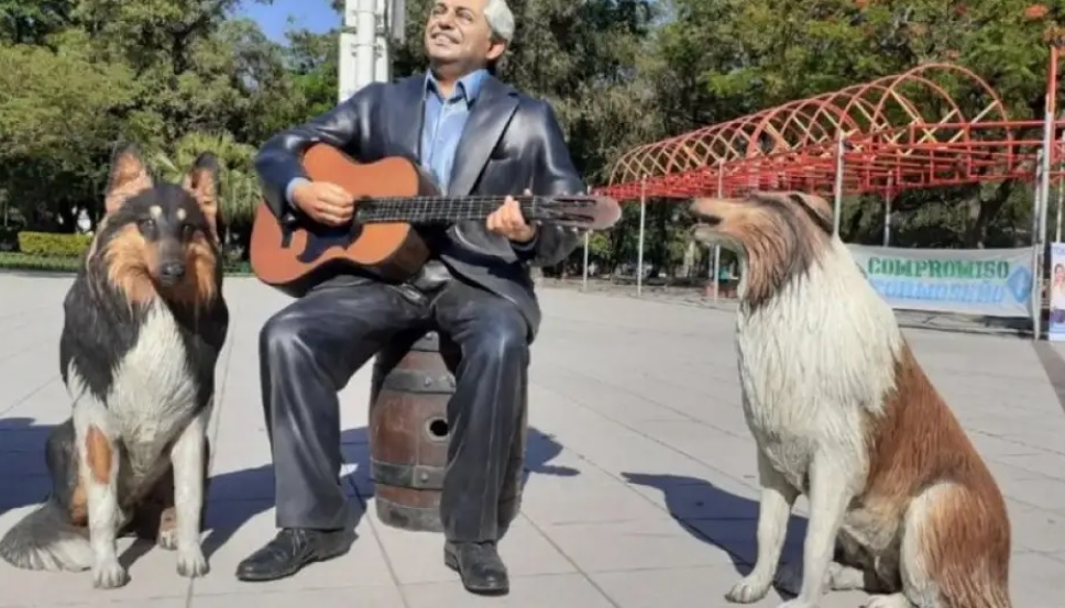 Formosa: instalaron una estatua de Alberto Fernández y su perro Dylan