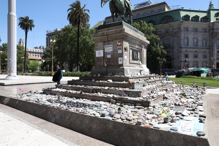 Luego de los destrozos, el Gobierno porteño "protegerá las piedras en Plaza de Mayo"