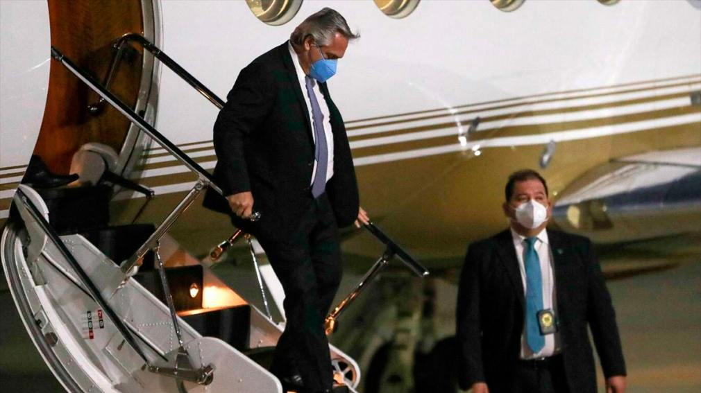 Alberto parte a Europa para participar del G20 y la Cumbre Climática