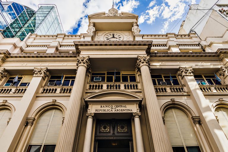 El Central vende dólares para suavizar la suba del blue en las elecciones