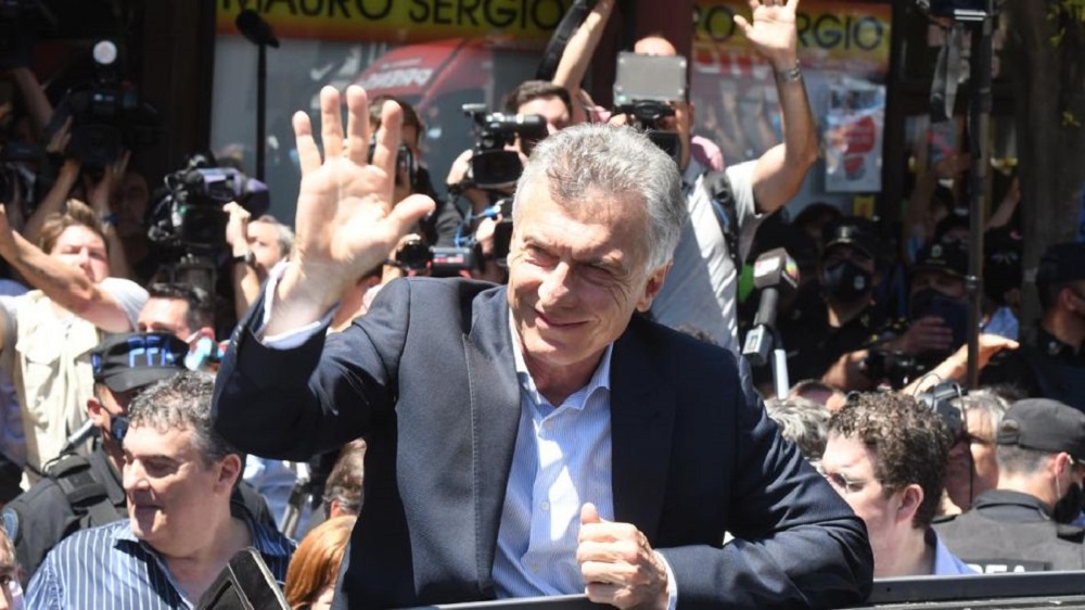 Luego del papelón, Alberto firmó el decreto para que Macri declare