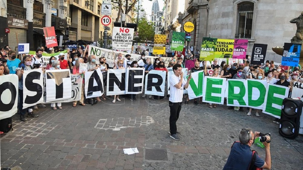 Marcharon a la Legislatura contra la especulación inmobiliaria