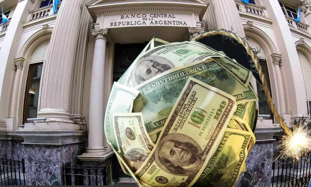 El Banco Central prohíbe a los bancos aumentar este mes su tenencia de dólares