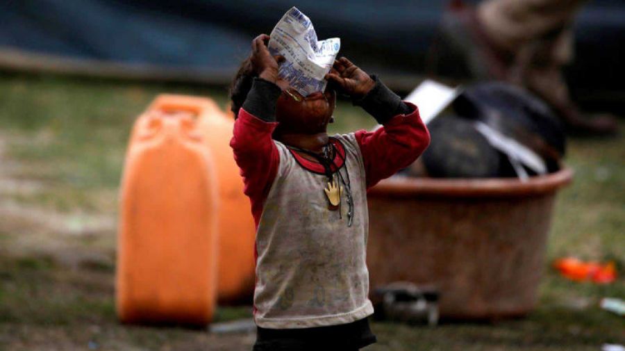 Indec: la mitad de los argentinos no tienen acceso al agua, gas o saneamiento