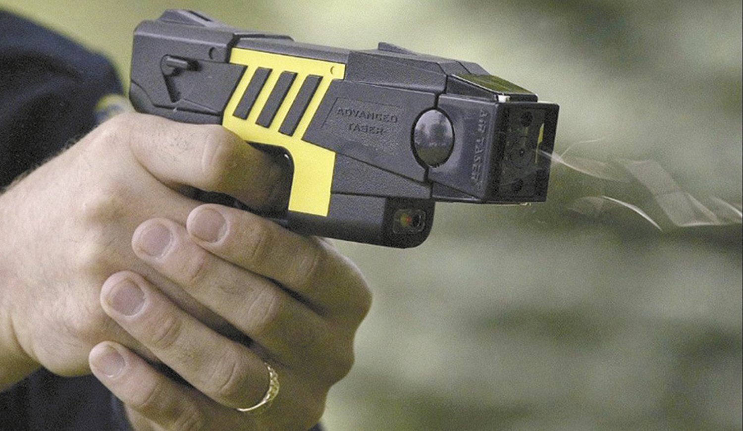 Santoro a favor del uso de Taser para "apoyar a las Fuerzas de Seguridad"