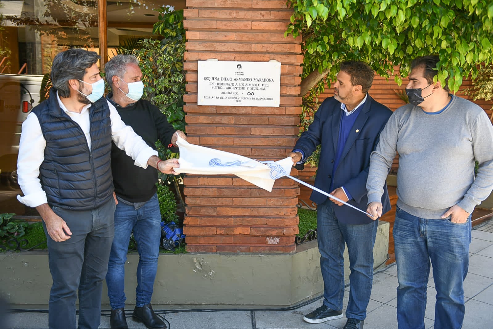 Homenaje legislativo: inauguraron la "Esquina Diego Maradona"