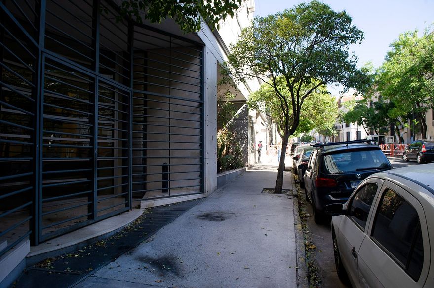 Encapuchados atacaron el diario Clarín con bombas molotov