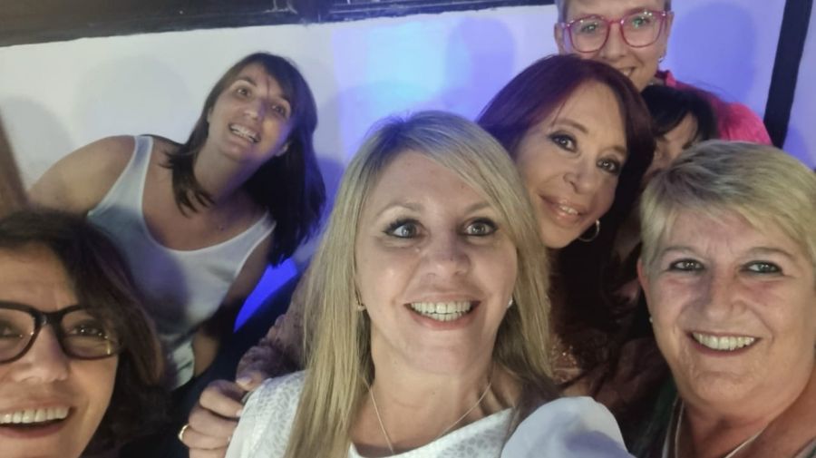 Cristina reapareció en una cena de despedida con senadoras