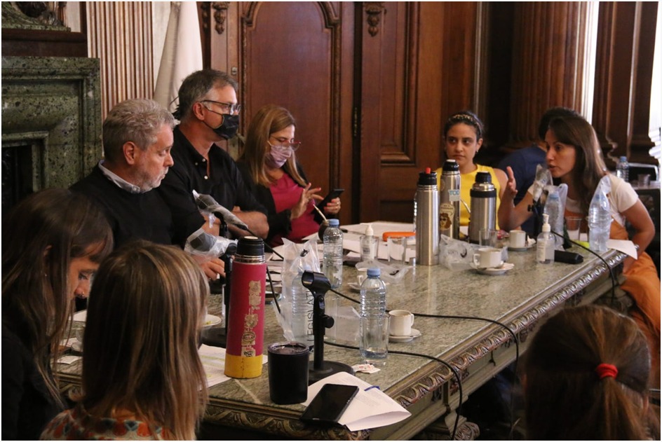 El FdT aseguró que VJ "no puede tratar Costa Salguero en el recinto"