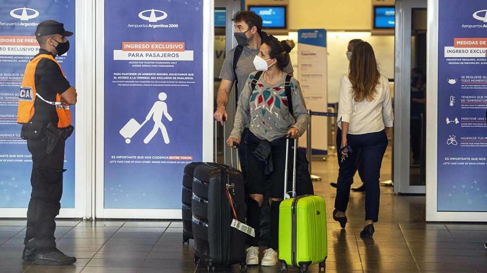 Advierten que entrarán menos dólares por el cepo a los pasajes en cuotas