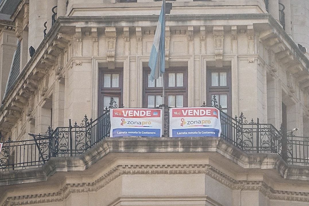 Los carteles del FdT: “Zona PRO. Se vende. Larreta remata la ciudad”