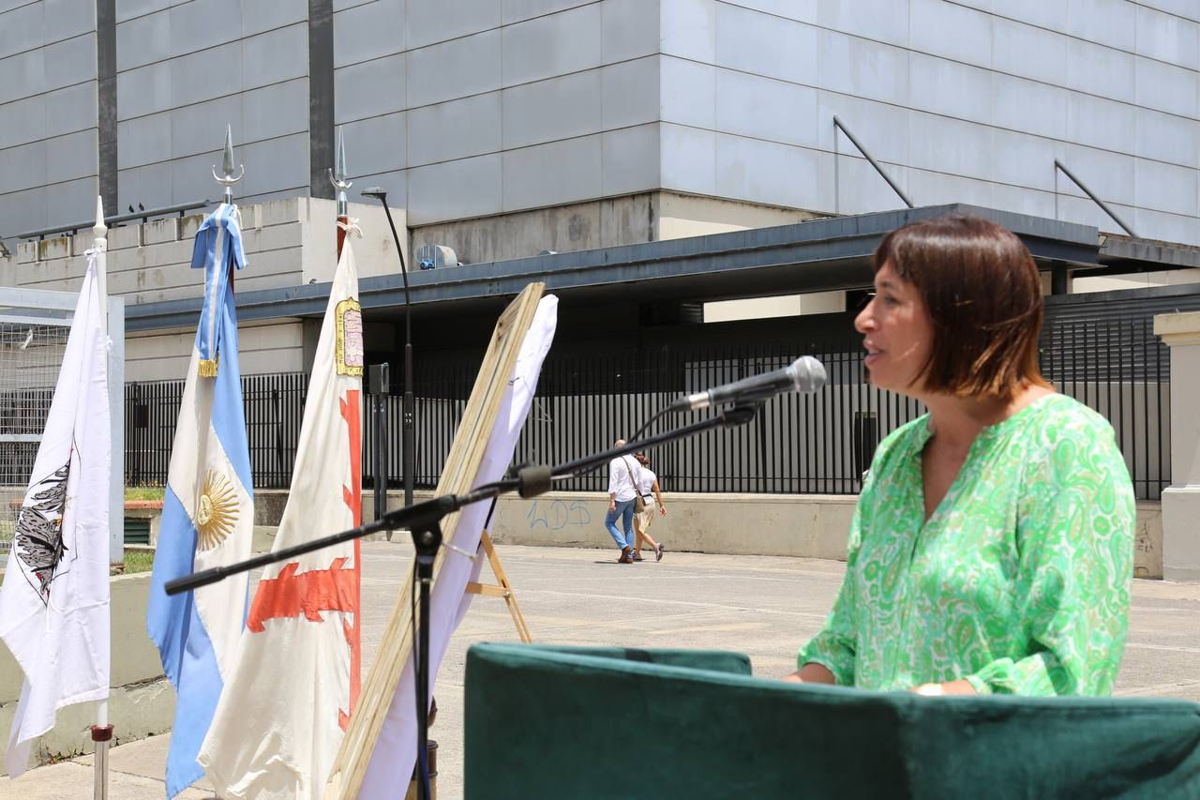 Tras ser vandalizada, la Legislatura repuso la placa en homenaje a Pita y a Pedernera