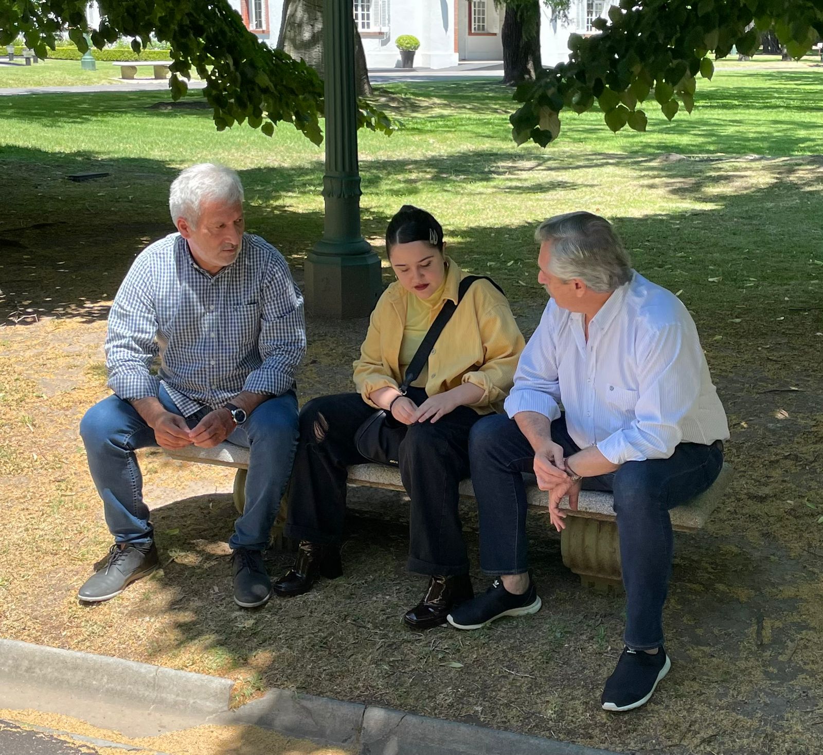 Alberto apoyó a Ofelia Fernández tras el ataque de los libertarios