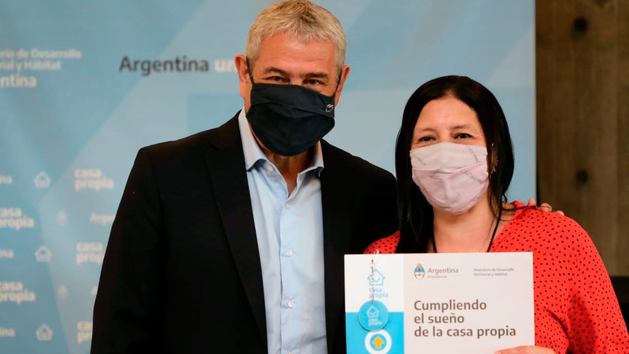 Ferraresi entregó créditos en la Ciudad porque es un lugar que "expulsa"   