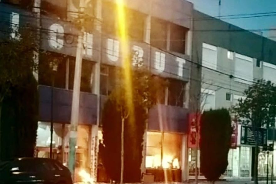 Incendiaron el diario El Chubut con periodistas adentro