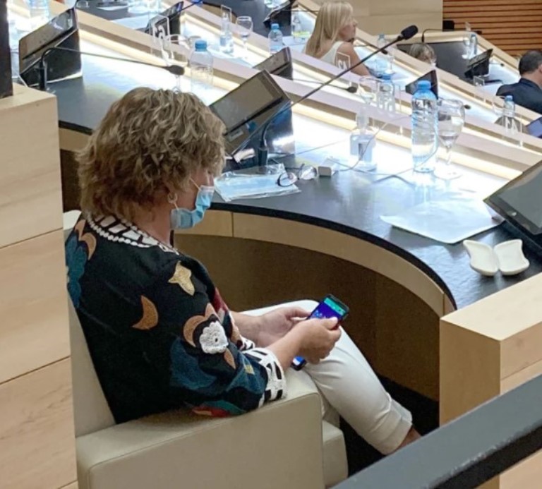 Escrachan a una diputada cordobesa jugando al candy crush en plena sesión