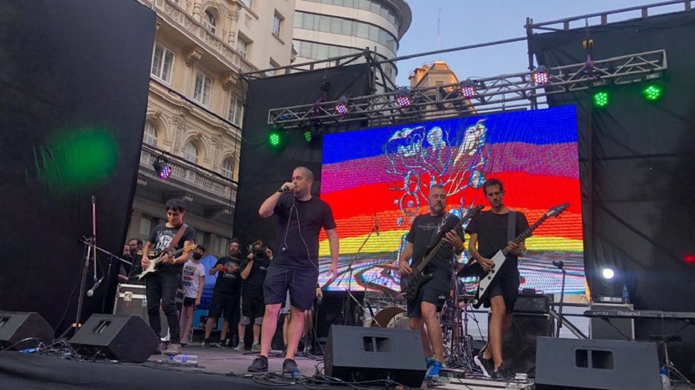 Actuación polémica: el Pato Fontanet cantó en el homenaje por Cromañón
