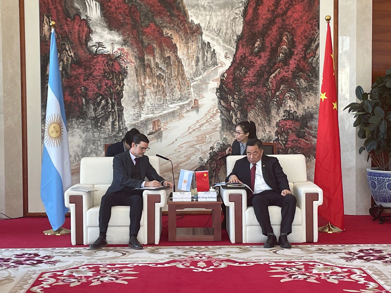 Importante reunión con Energy China por las represas Kirchner y Cepernic