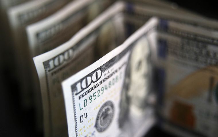 El dólar blue subió a $211 y marcó un nuevo récord histórico