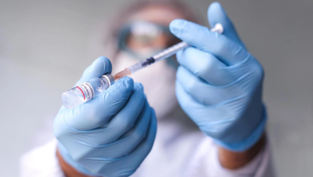 Médicos, científicos, intelectuales y artistas pidieron que la vacuna sea obligatoria