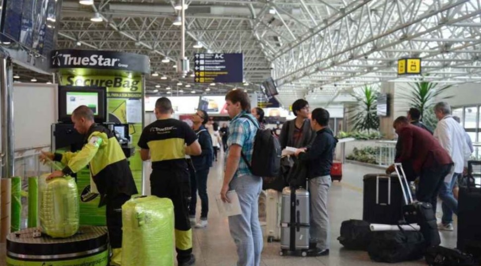 Sorpresa: el aeropuerto de Ezeiza sacó las máquinas para embalar valijas