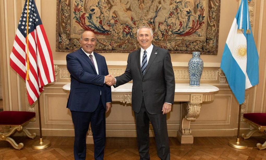 Señal: Manzur visitó al embajador de EE.UU tras las frases de Alberto en Rusia