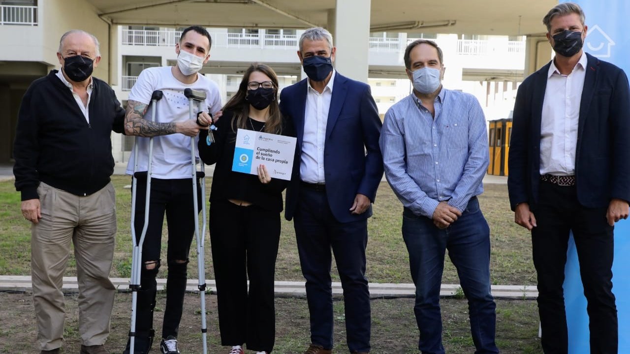 Procrear II: Ferraresi entregó viviendas en Ciudad 