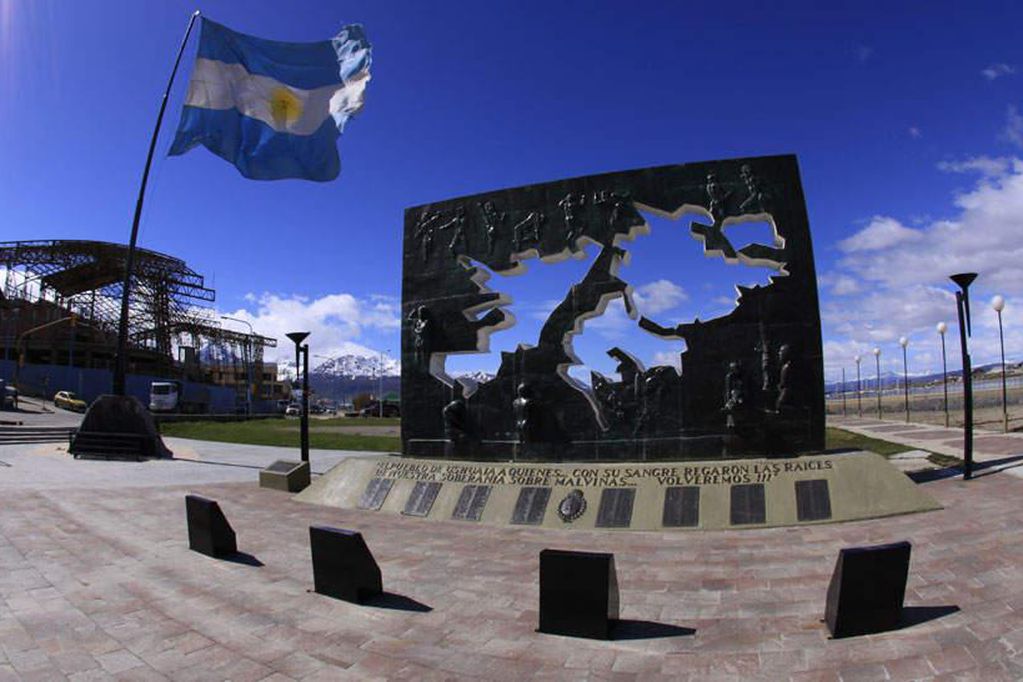 La canciller británica y un periodista chino se cruzaron por Malvinas