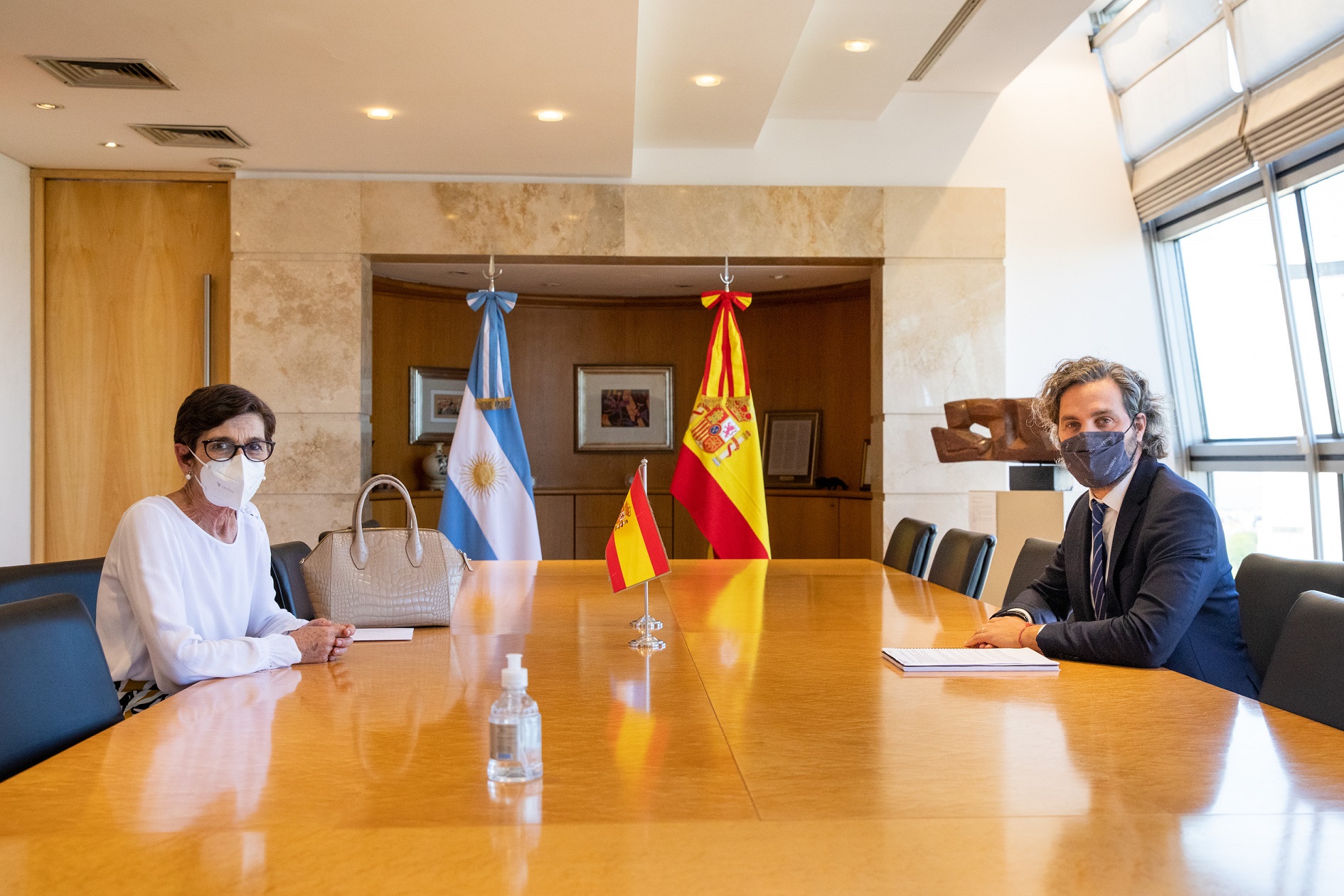 Cafiero acordó con la nueva embajadora de España profundizar las relaciones bilaterales