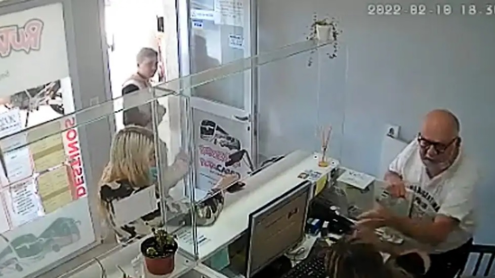 Un dirigente K de DD.HH insultó y golpeó a una mujer en la costa