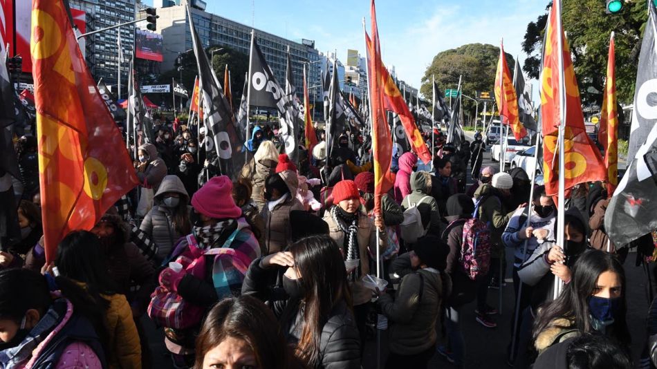 Organizaciones sociales y piqueteros de izquierda marchan por la 9 de Julio