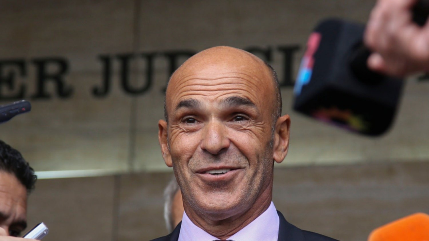 Arribas fue denunciado por "estafa procesal" al tramitar su salida del país