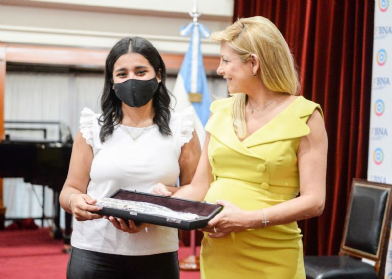 Fabiola Yáñez gestionó la entrega de instrumentos musicales