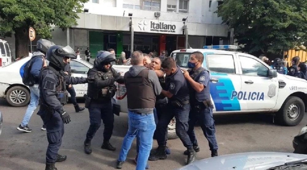 Interna de la UOCRA: escracharon a huevazos al "Pata" Medina