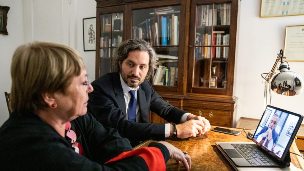 Fernández mantuvo una reunión virtual con Bachelet y Cafiero