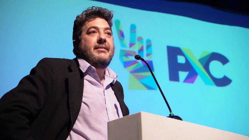 Teszkiewicz: "Acuña eliminó programas que otorgan becas"