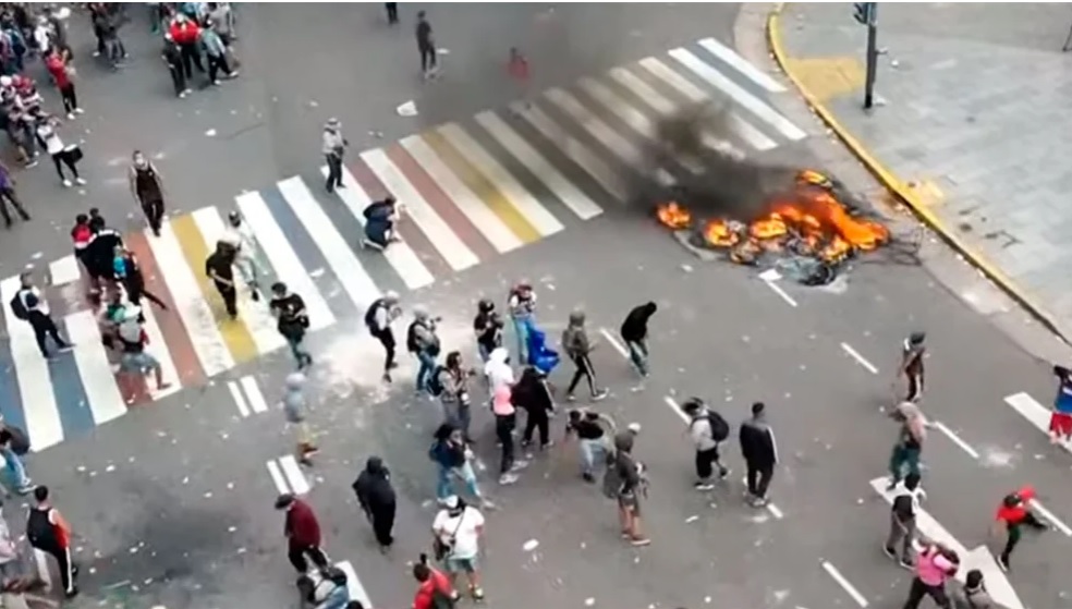 Incidentes en la marcha en el Congreso: rotura de vidrios y quema de gomas