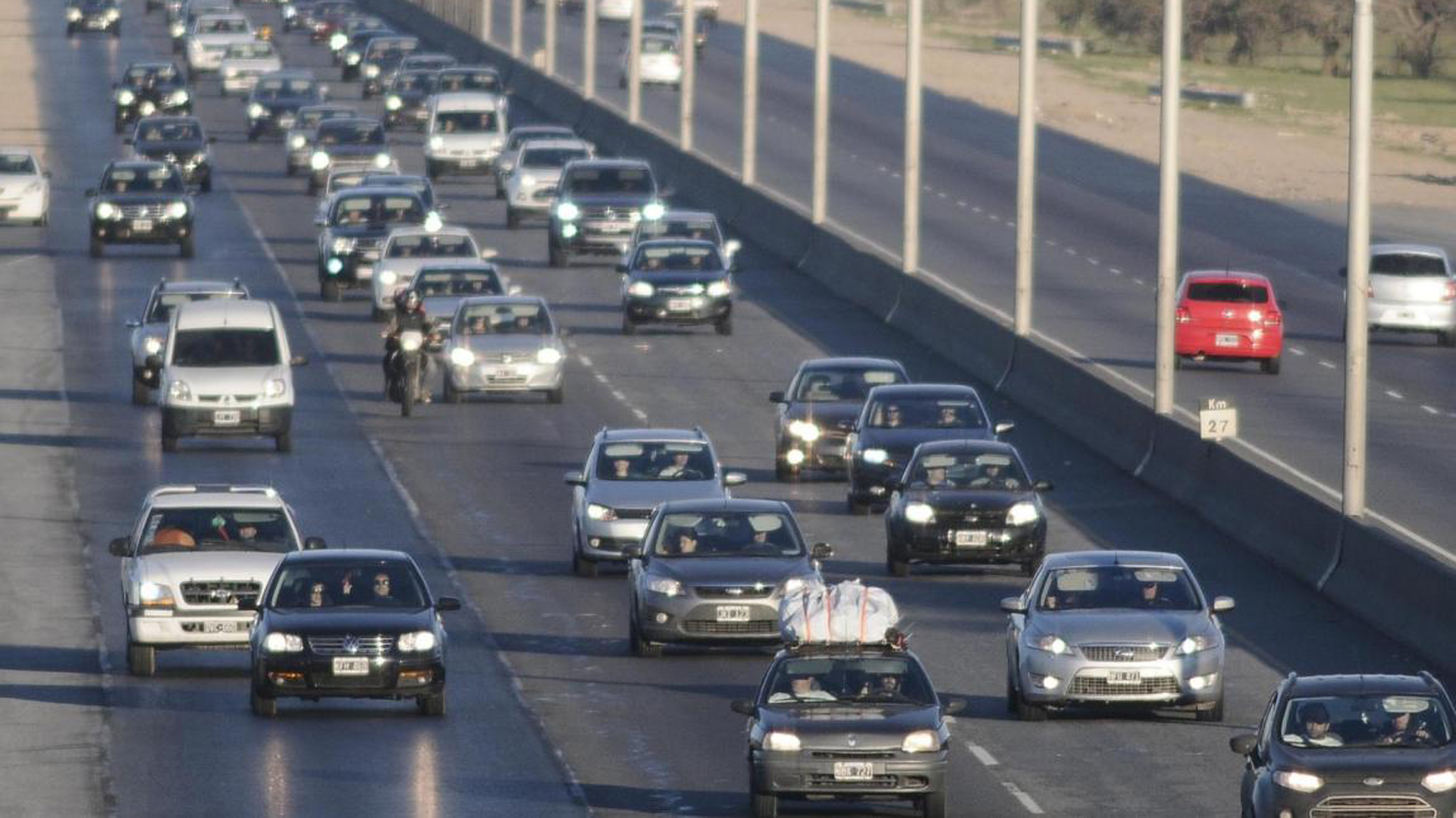 Volaron billetes en la autopista BA-La Plata y se generó caos vehicular