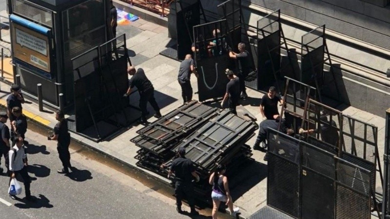 Tras los incidentes, el Gobierno porteño ordenó instalar vallas en el Congreso
