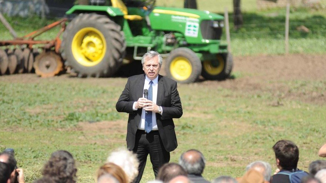 Alberto negocia con el campo para evitar la suba de las retenciones