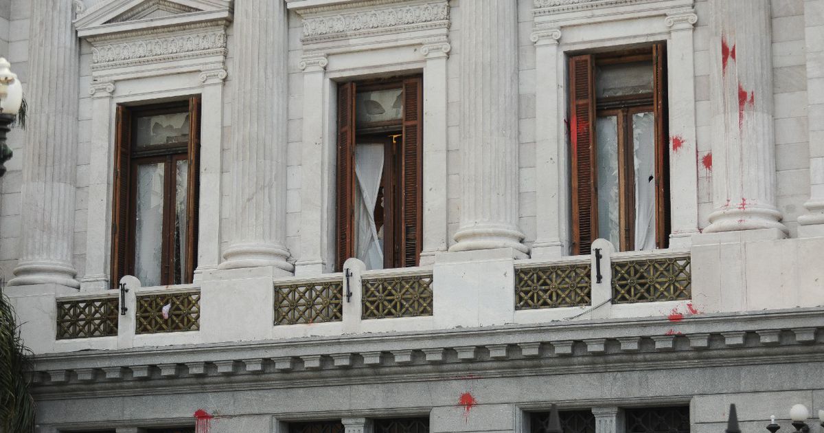 Aníbal confirmó que “marcaron” la oficina de Cristina antes de la pedrada