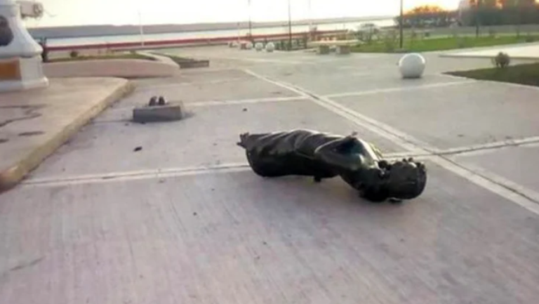 Vandalizaron una estatua de Cristina Kirchner en Santa Cruz