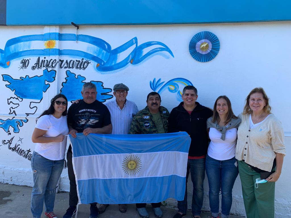 Los vecinos de Malvinas conmemoraron el 2 de abril con una pintada barrial