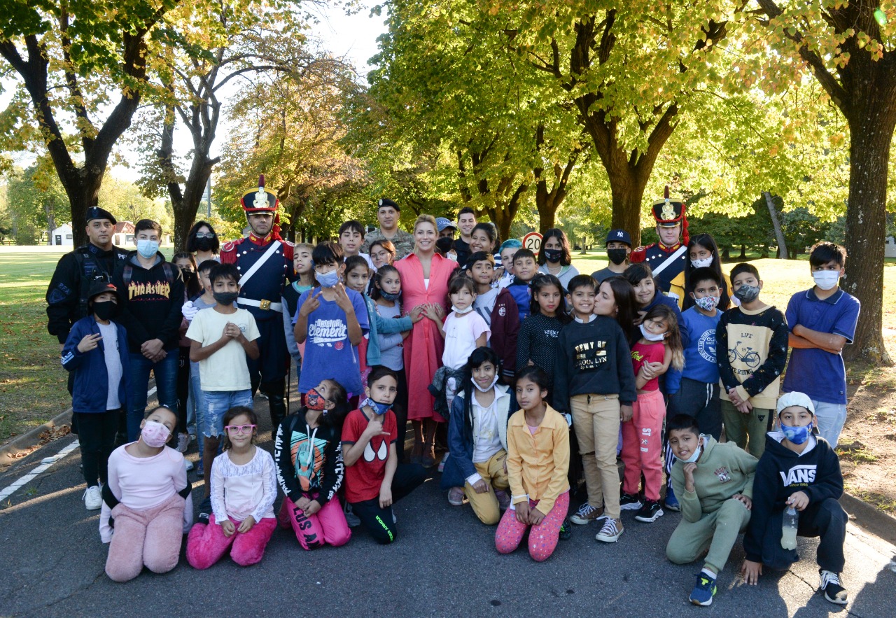 Fabiola Yáñez recibió en Olivos a chicas y chicos de la ONG “Somos Familia”