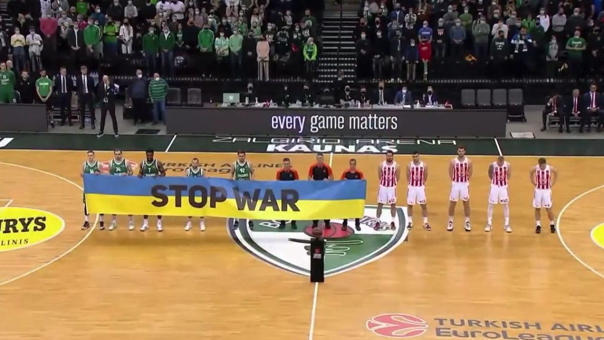 Abuchearon a un equipo de básquet por no posar con la bandera de Ucrania