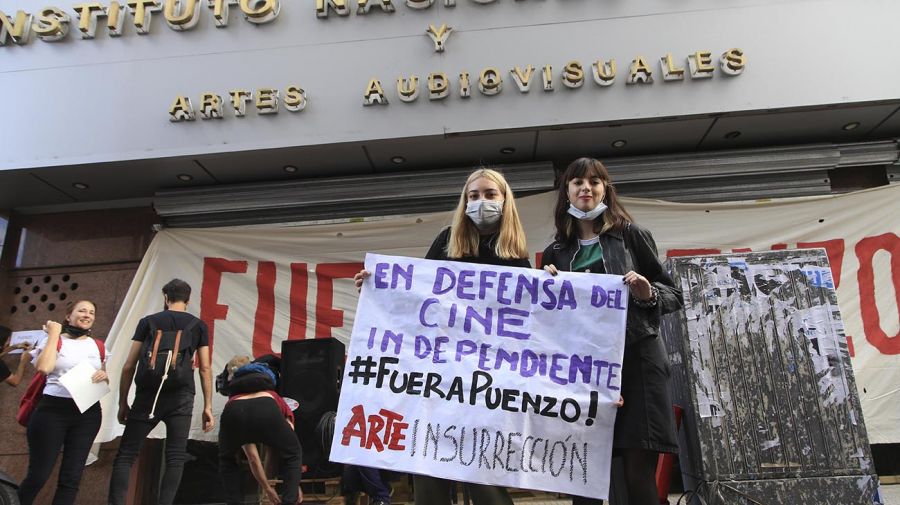 INCAA: Bauer intenta desplazar a Puenzo que no renuncia