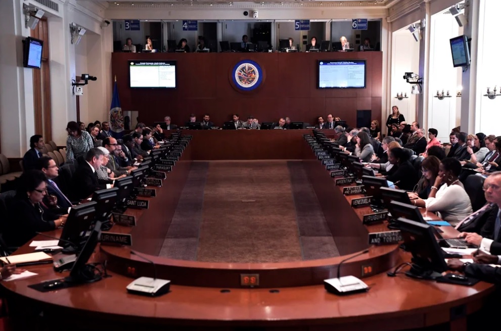 Con abstención de Argentina, la OEA suspendió a Rusia