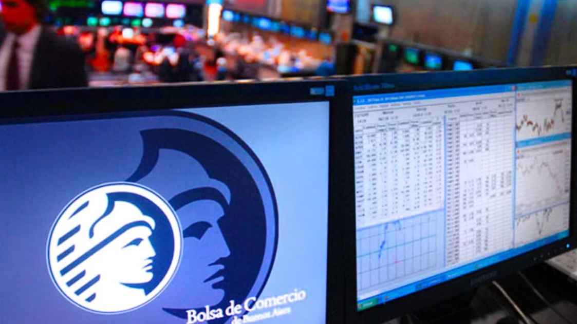 La UIF pone la lupa sobre la compra de dólares en la Bolsa de Comercio