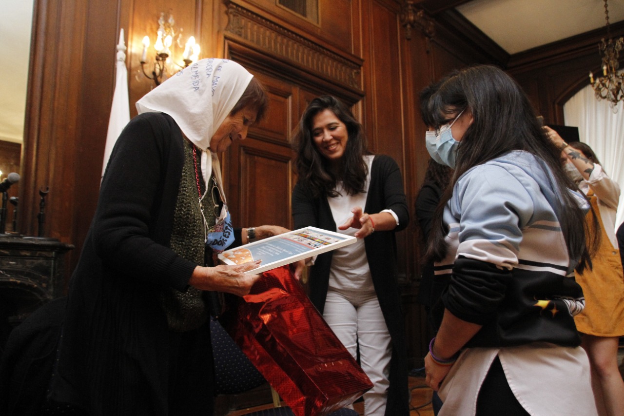 Vicky Montenegro celebró el Día del Coraje Civil premiando a Taty Almeida