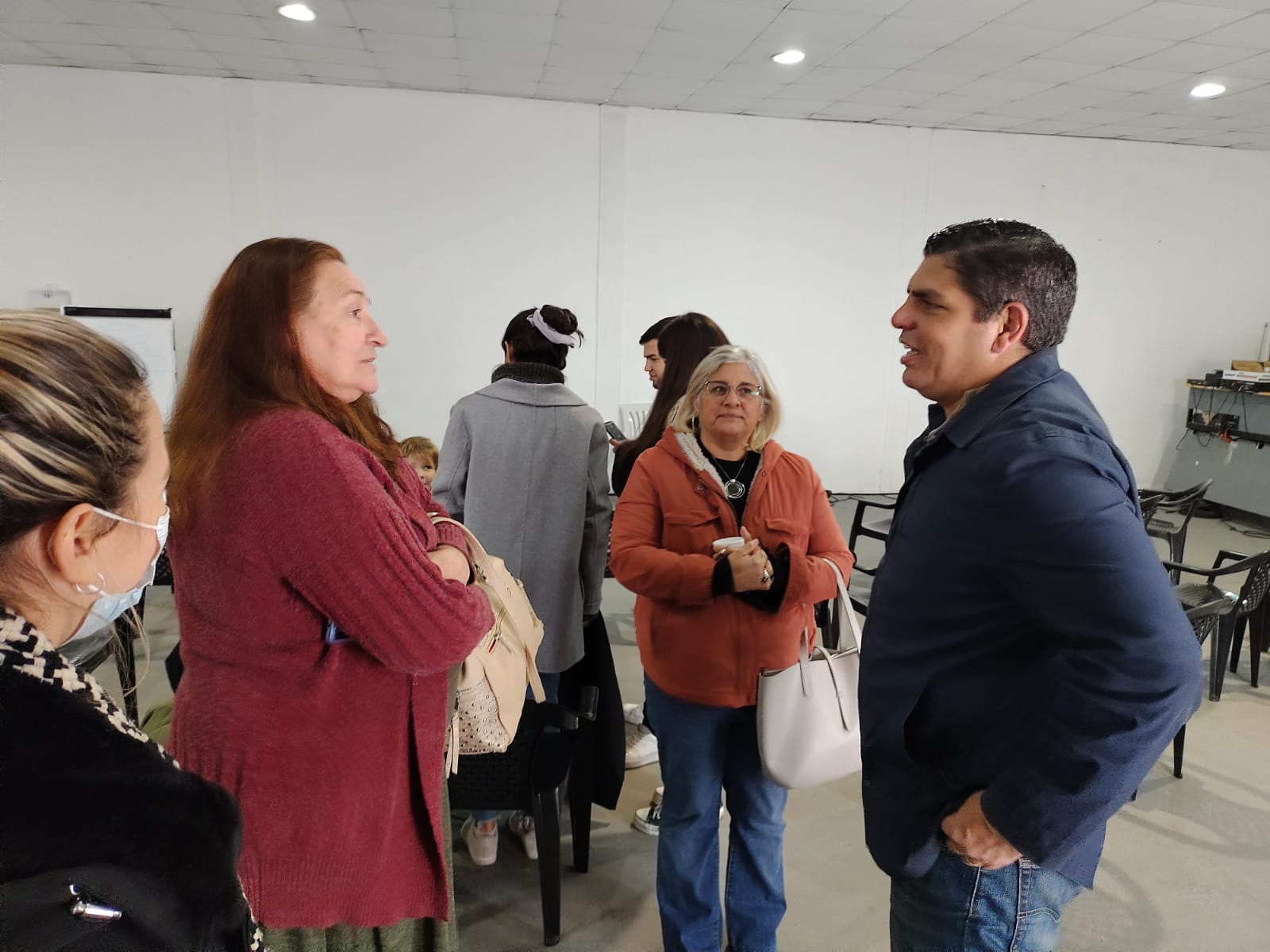 Aparicio sorteó su salario de concejal en un taller con emprendedores